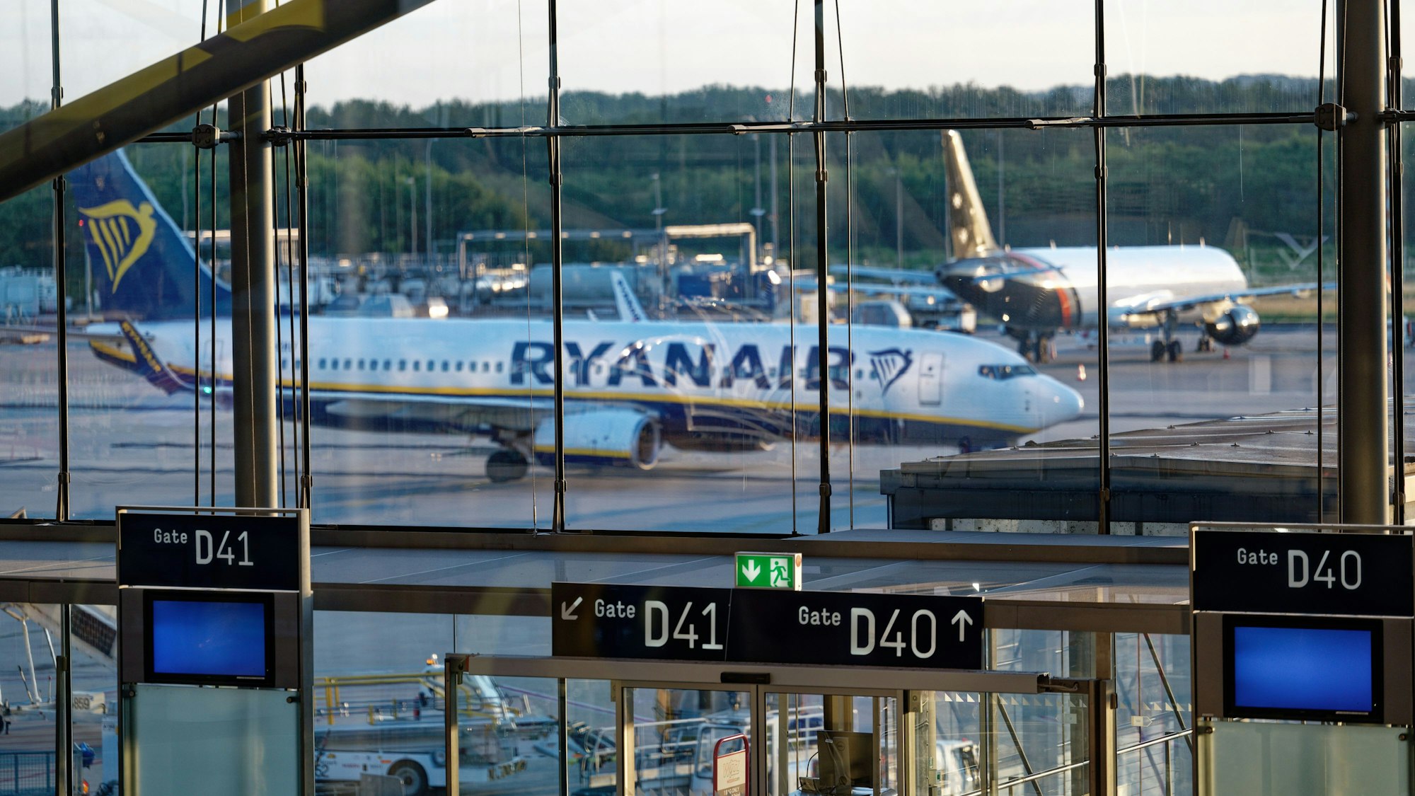 Eine Maschine der Fluggesellschaft Ryanair steht Mitte Juli auf dem Flughafen Köln/Bonn auf dem Rollfeld.