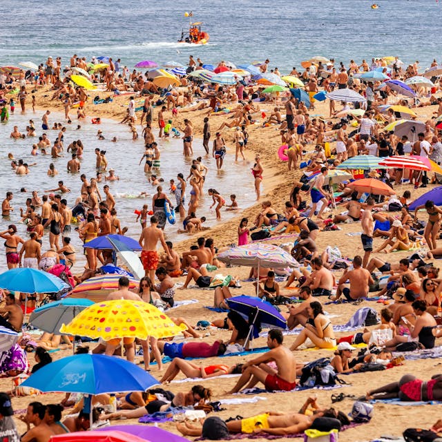 Touristen am Strand von Barceloneta.&nbsp;