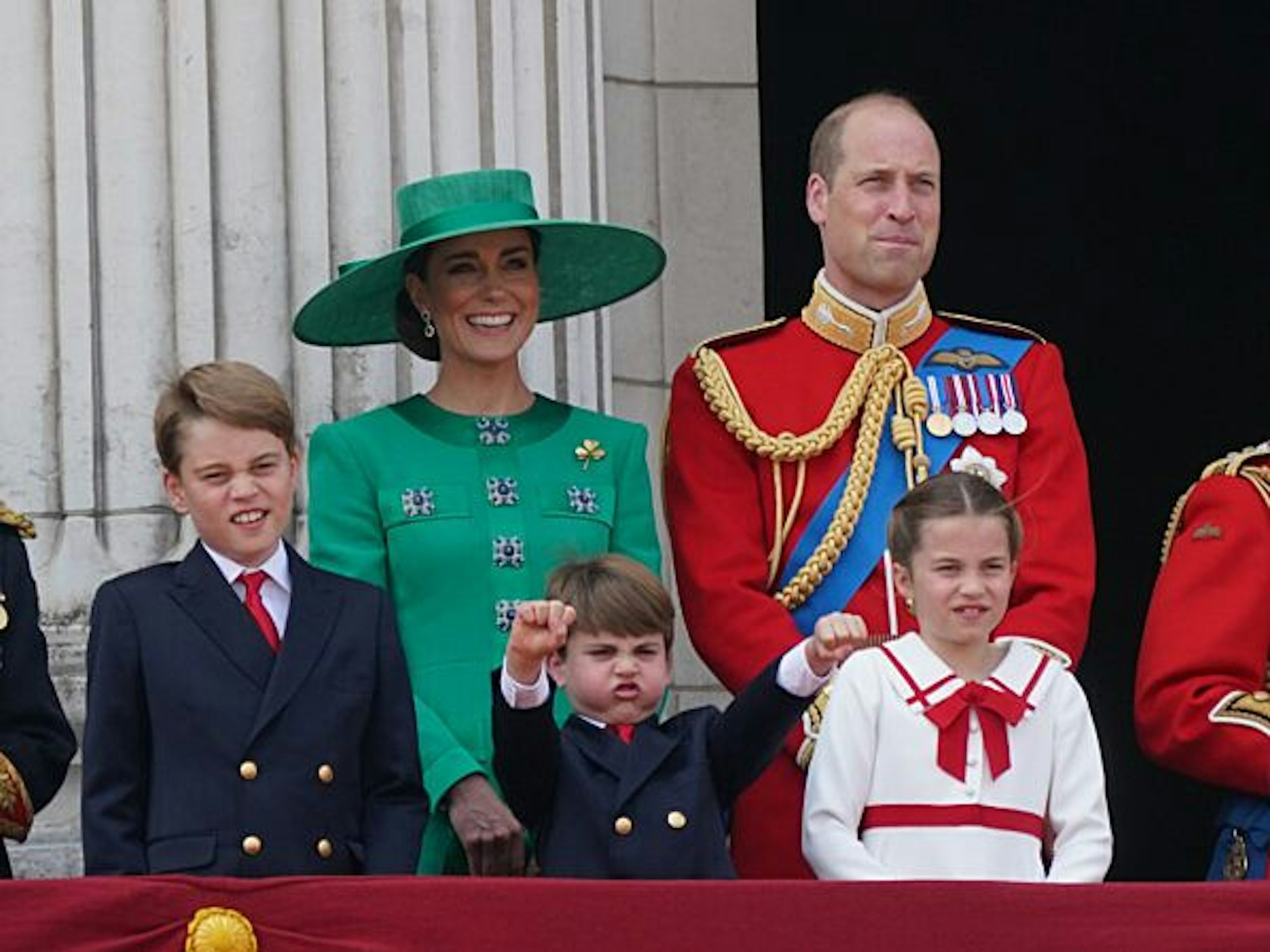 Prinz George, Prinzessin Kate, Prinz Louis, Prinz William und Prinzessin Charlotte stehen auf dem Balkon des Buckingham Palastes, um die Flugschau im Anschluss an die "Trooping the Colour"-Zeremonie zu verfolgen.