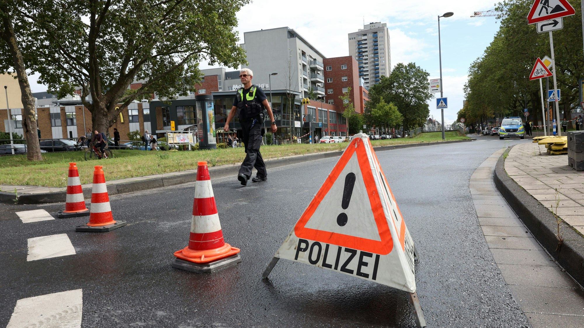 Eine Straßensperrung der Polizei nach einem Bombenfund in Köln-Bayenthal.