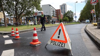 Eine Straßensperrung der Polizei nach einem Bombenfund in Köln-Bayenthal.