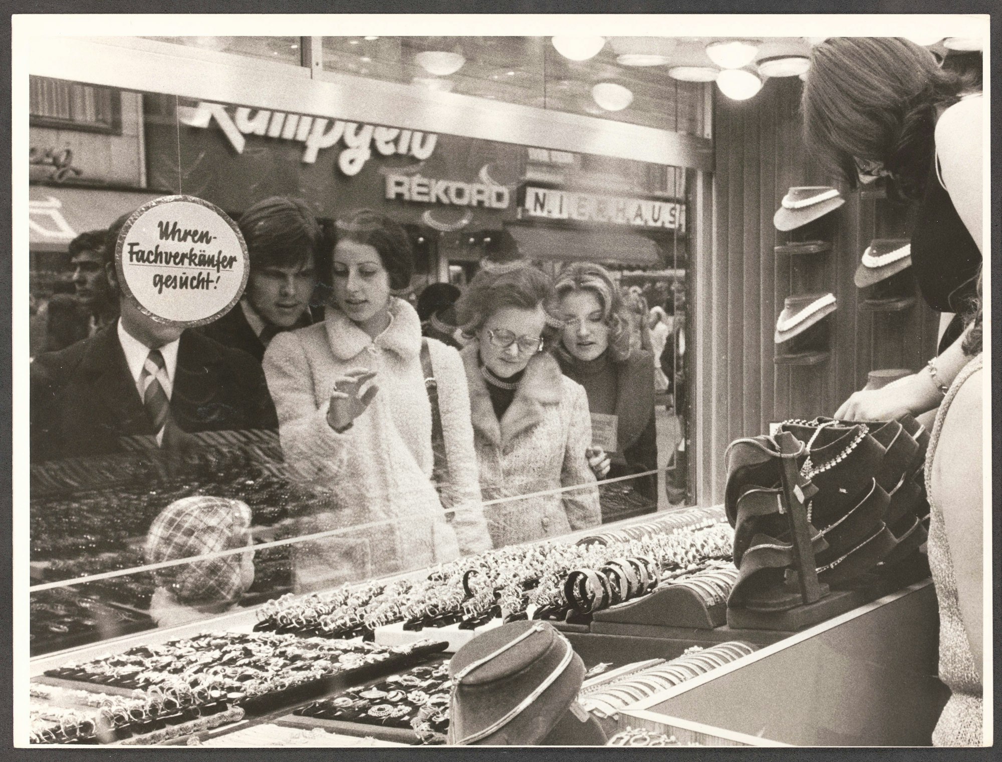 Köln - Andrang vor einem Juweliergeschäft in der Schildergasse - Foto aus den 1970ern