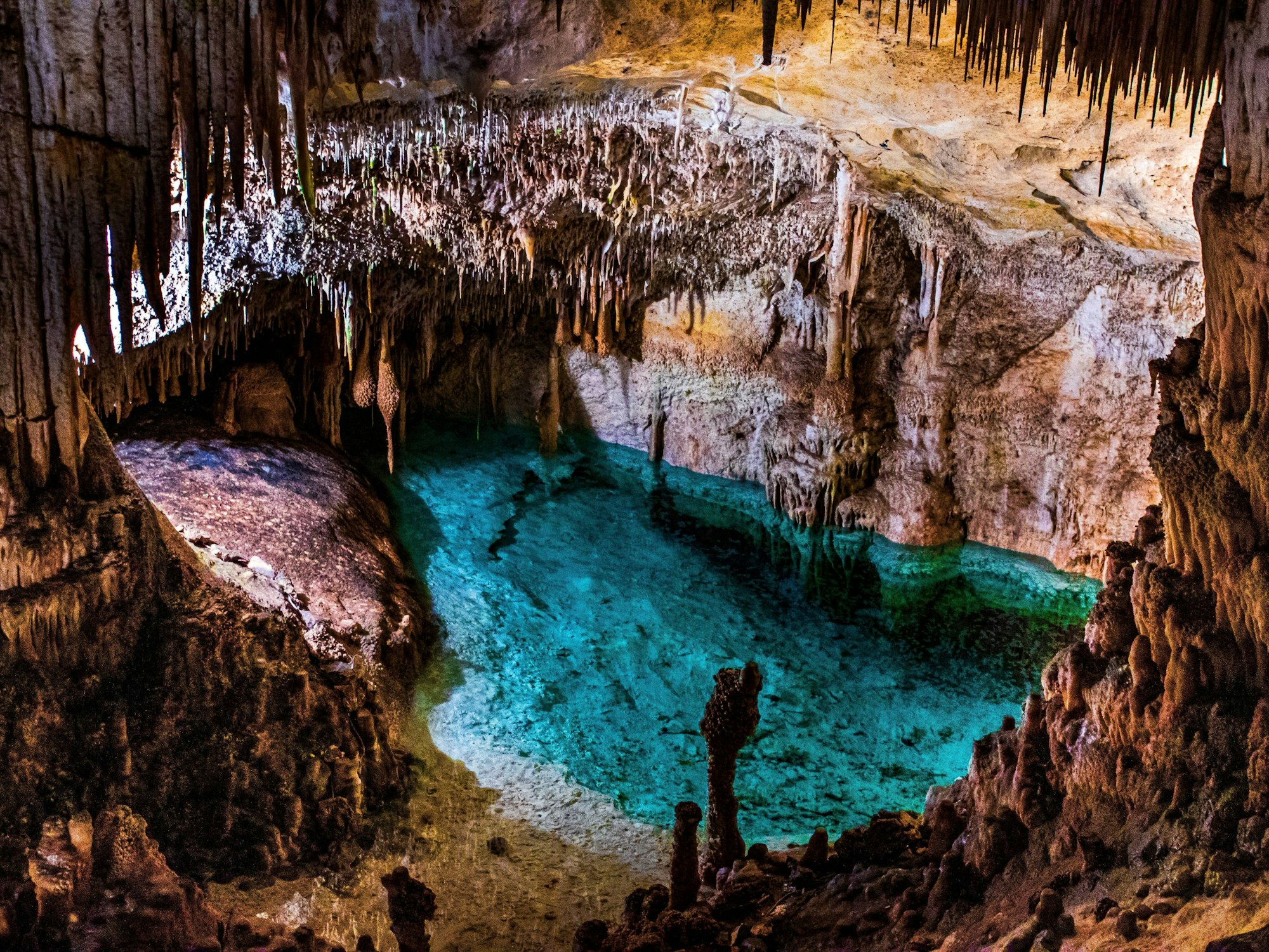 Das Bild zeigt den unterirdischen See in der Drachenhöhle (Tropfsteinhöhle) auf Mallorca im August 2019.