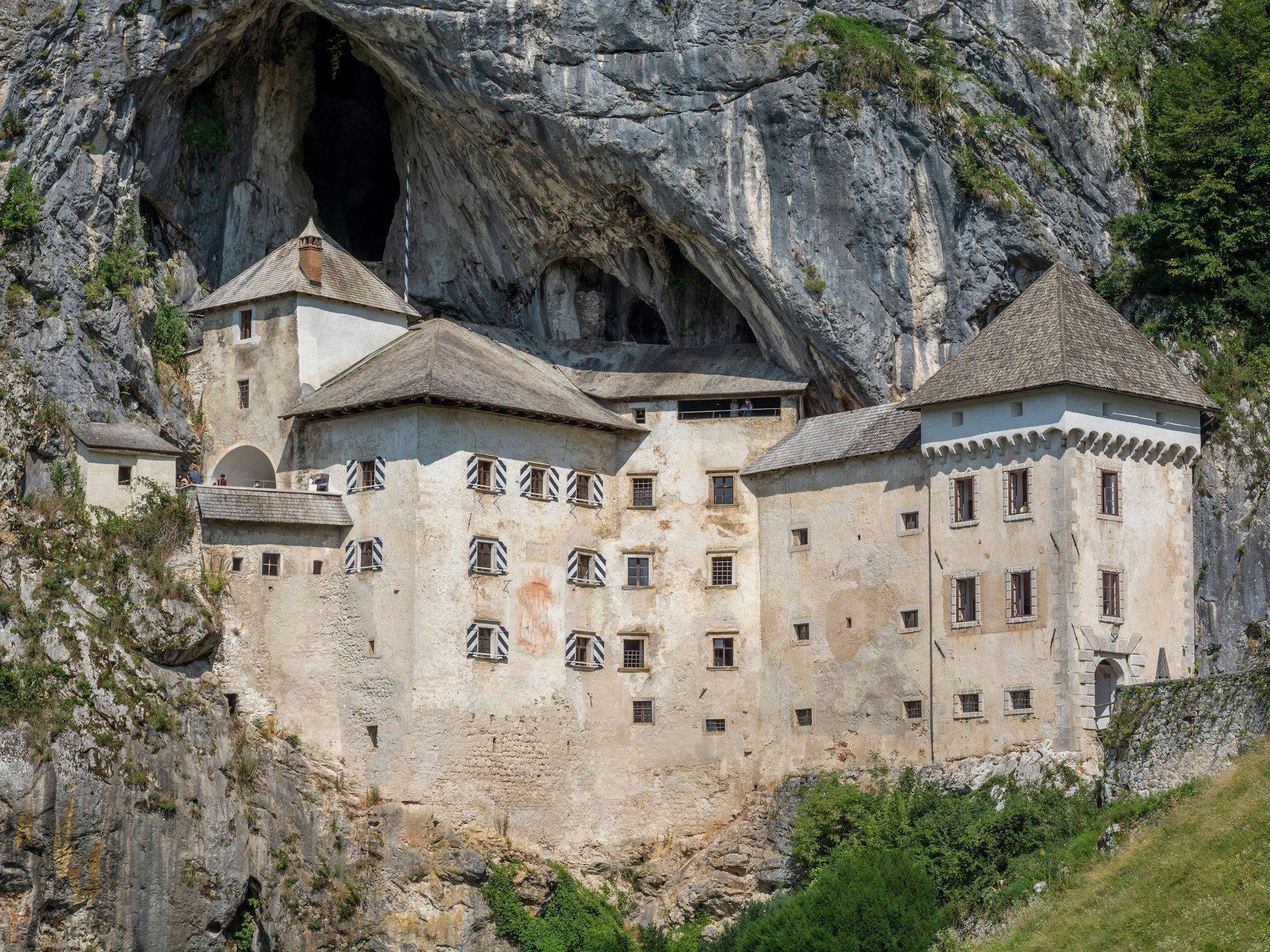 Die Burg Predjama am Höhleneingang in Postojna, Slowenien.