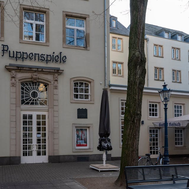 Das Gebäude des Hänneschen-Theater am Eisenmarkt mit dem Schriftzug „Puppenspiele“ über dem Eingang.