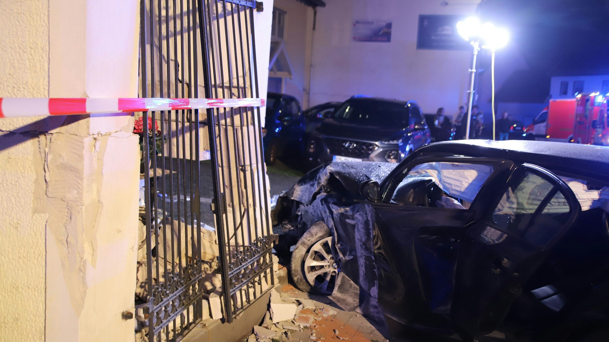 Bei einem Unfall in Sankt Augustin-Menden raste ein 37 Jahre alter Autofahrer in ein Heiligenhäuschen an der Siegstraße. Zwei Menschen wurden verletzt. Das Bauwerk wurde schwer beschädigt, eine Kerze brannte aber noch.