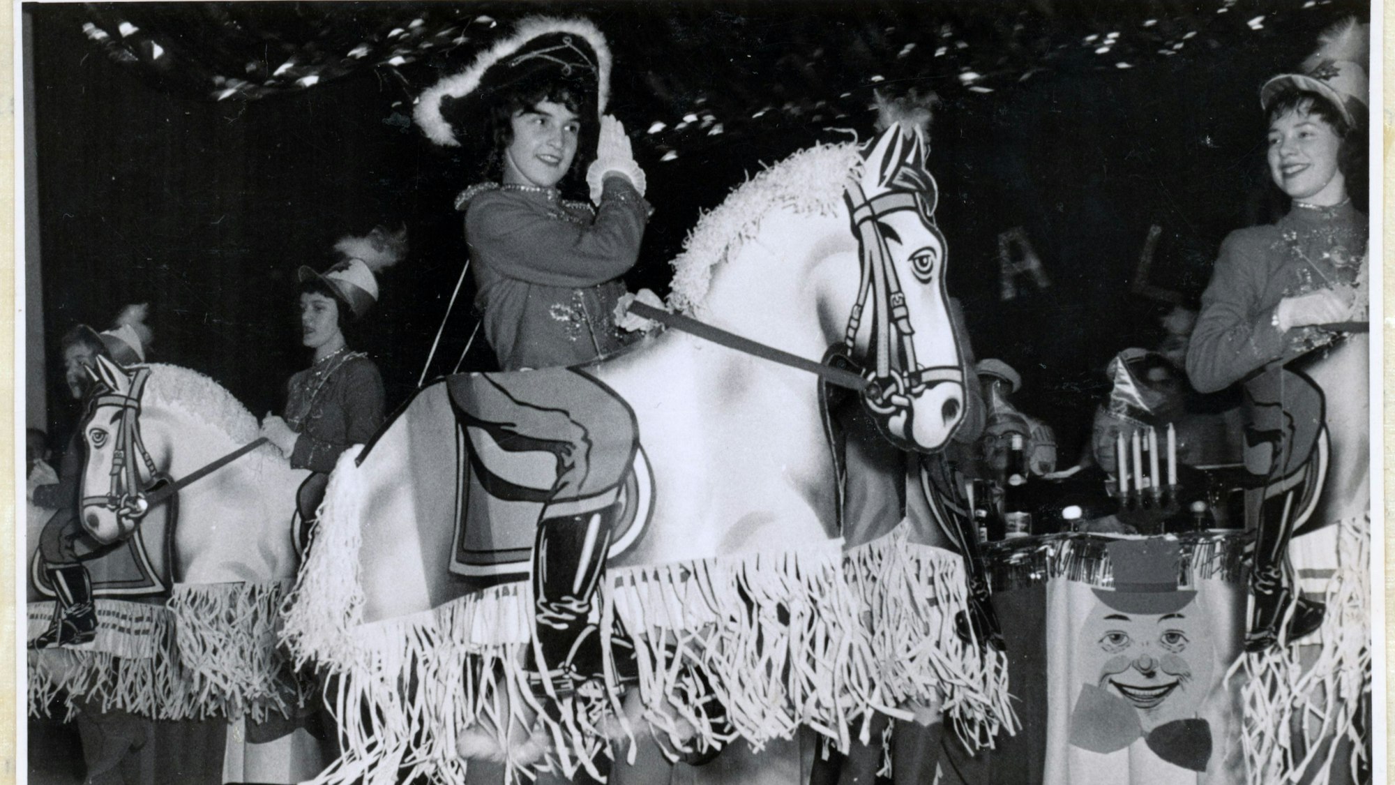 Das Bild stammt aus dem Jahr 1958 und zeigt eine Gardetänzerin mit einer Pferdeattrappe.