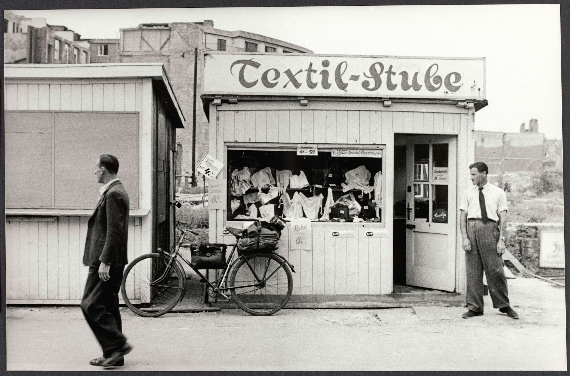 Auch die Textil-Stube gehört zu den ersten wiedereröffneten Läden nach dem Krieg.