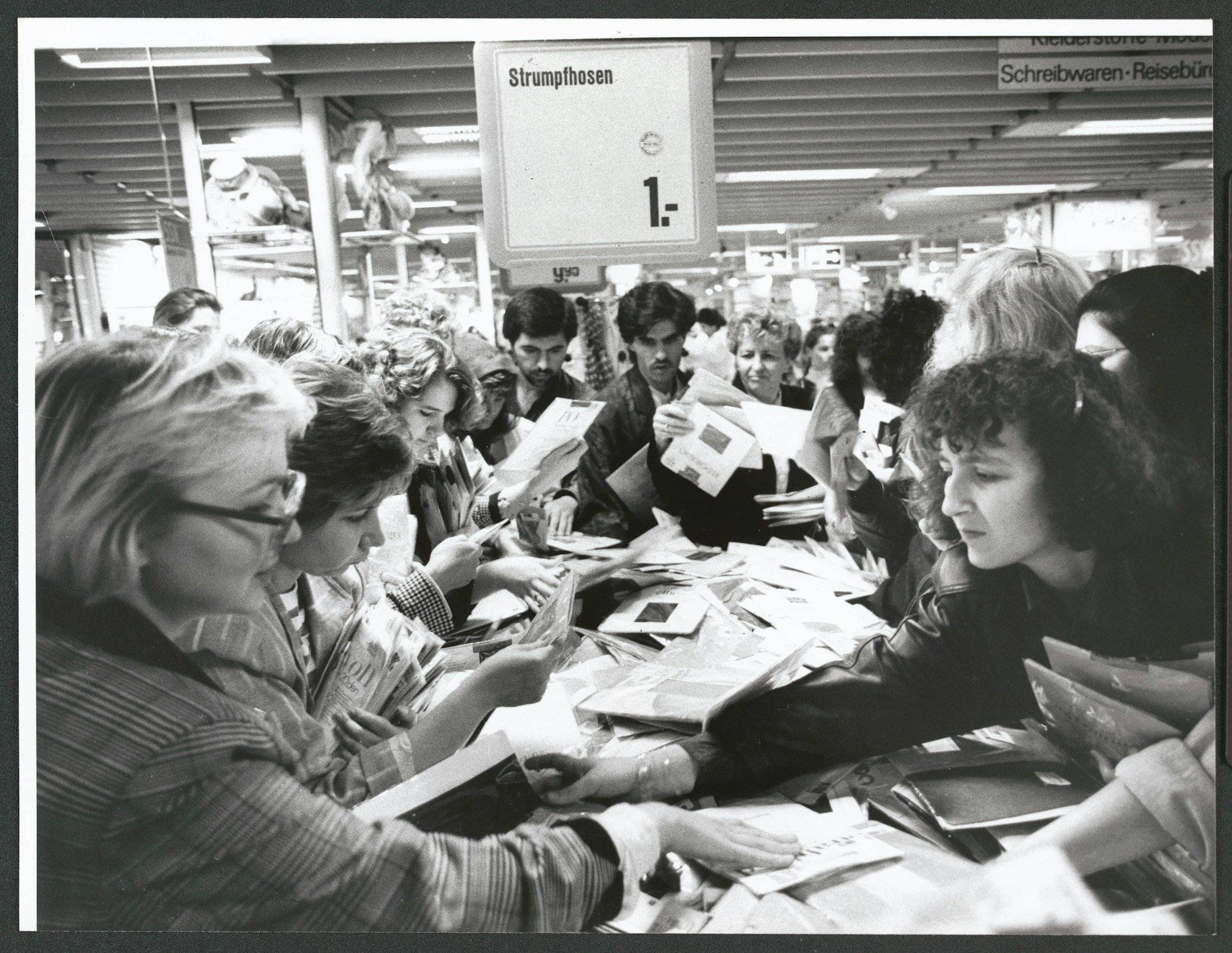 Köln - Sommerschlußverkauf im Kölner Einzelhandel. - Foto aus 1993
