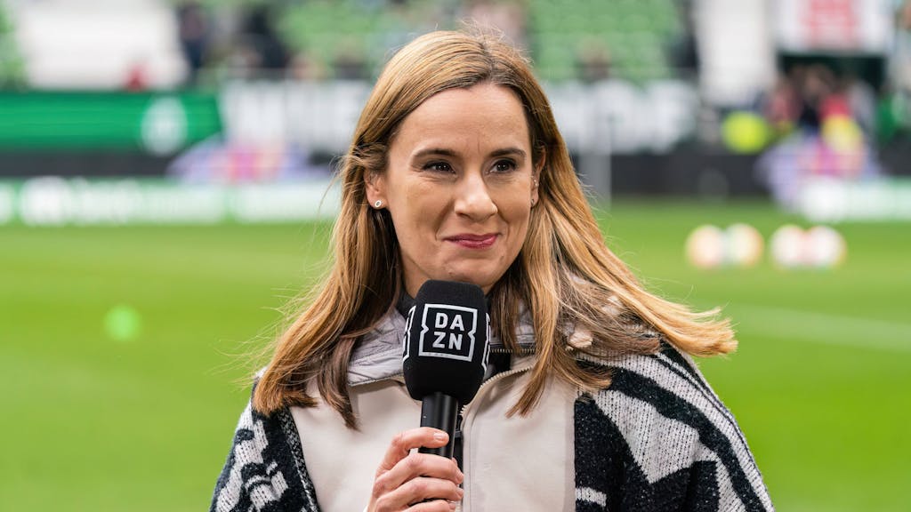 Die DAZN-Moderatorin Christina Rann bei der Bundesliga-Partie des SV Werder Bremen gegen den SC Freiburg am 16. April 2023.