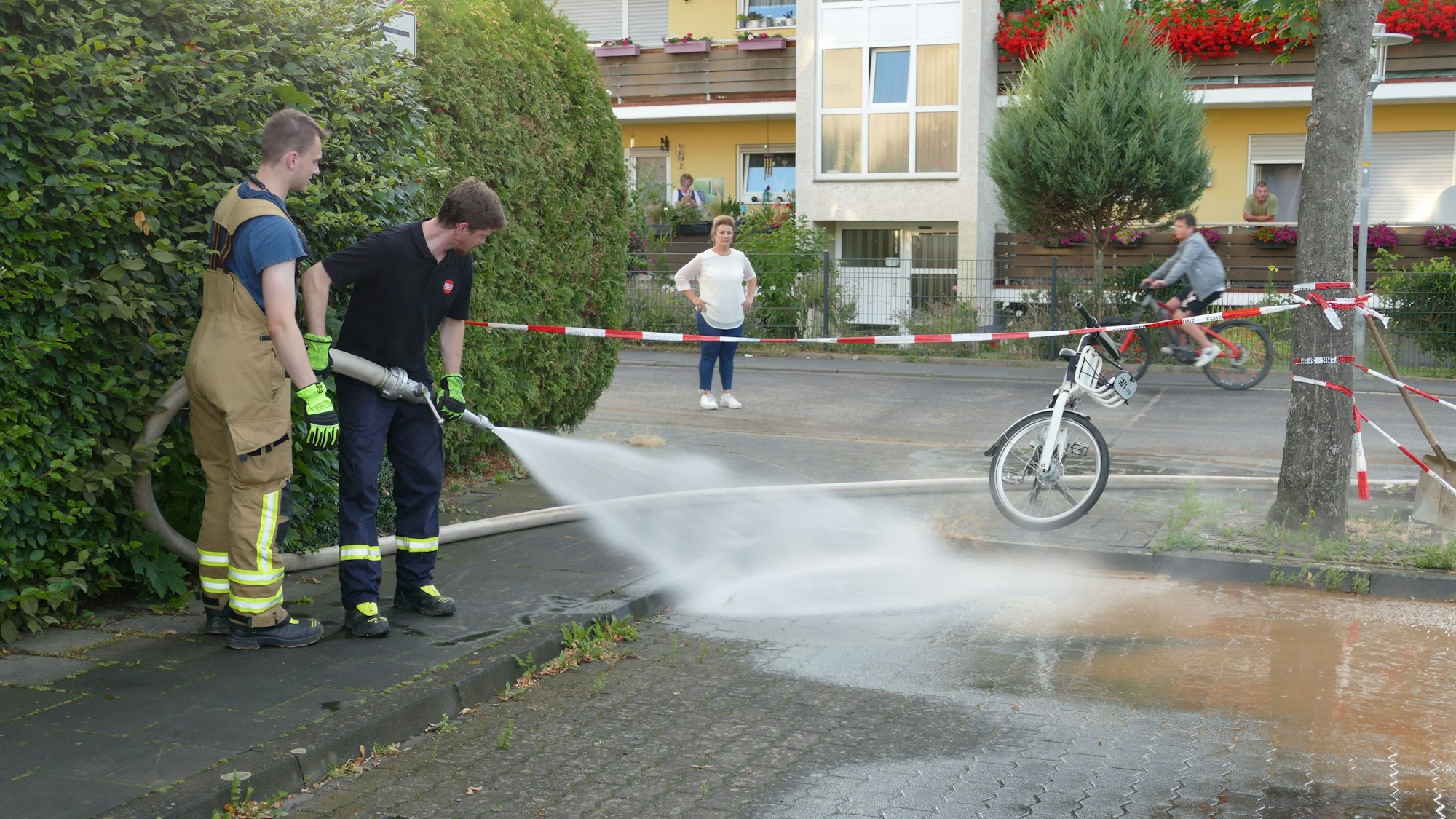 Die Feuerwehr reinigte die Straße.