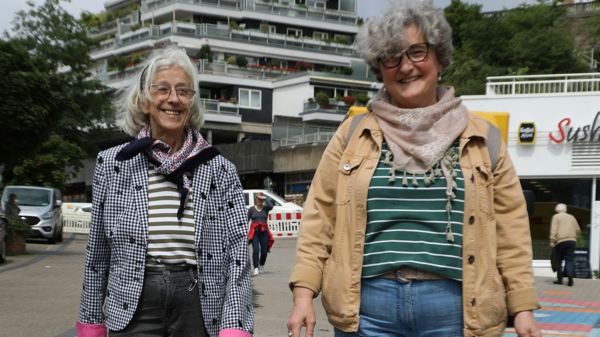 Zwei Frauen gehen einkaufsbummelnd durch die Bensberger Schloßstraße.