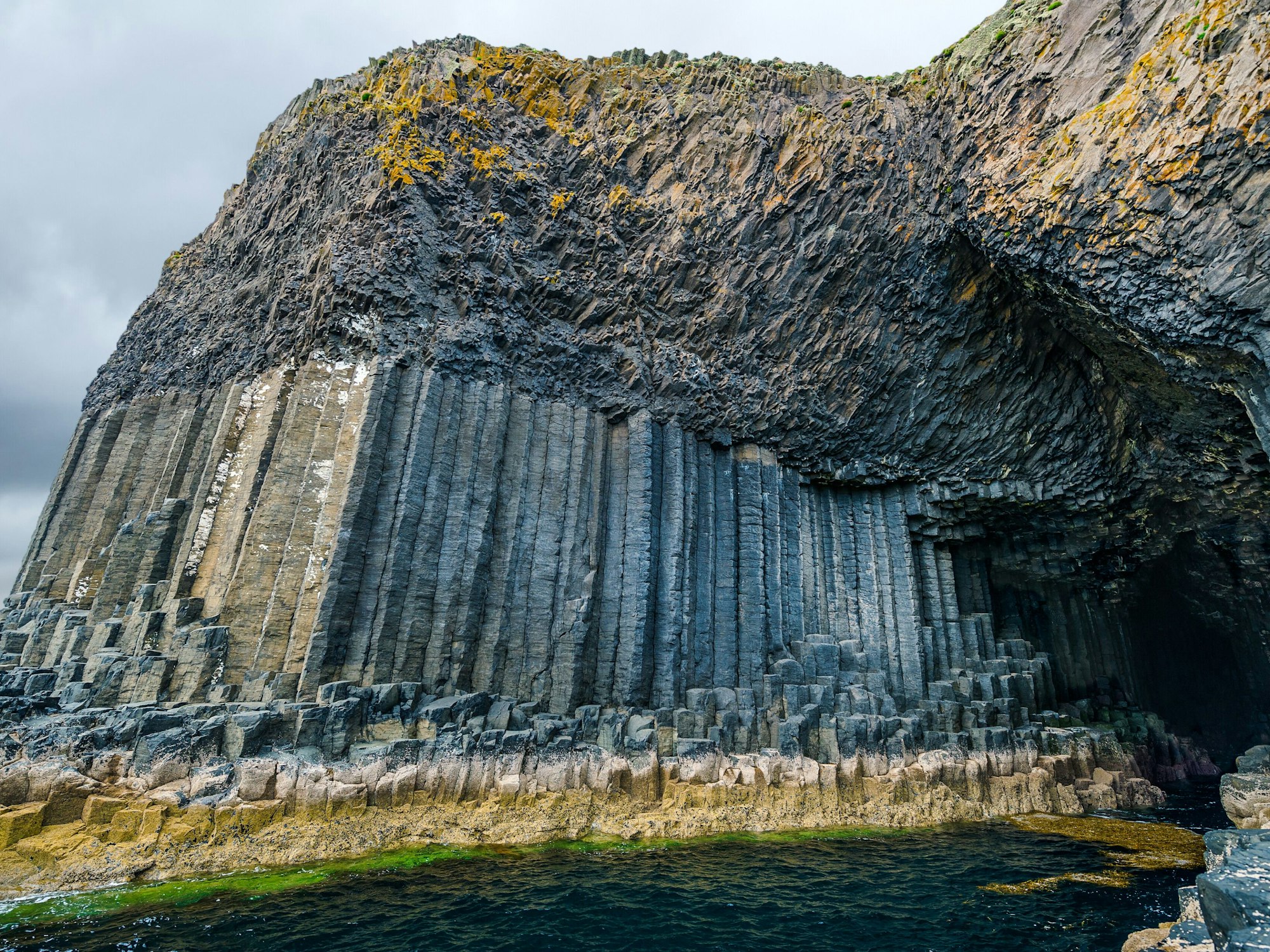 Die Säulen der Fingal's Cave erheben sich an der Küste von Schottland. Das Bild zeigt den Eingang in die im Stein verborgene Höhle.