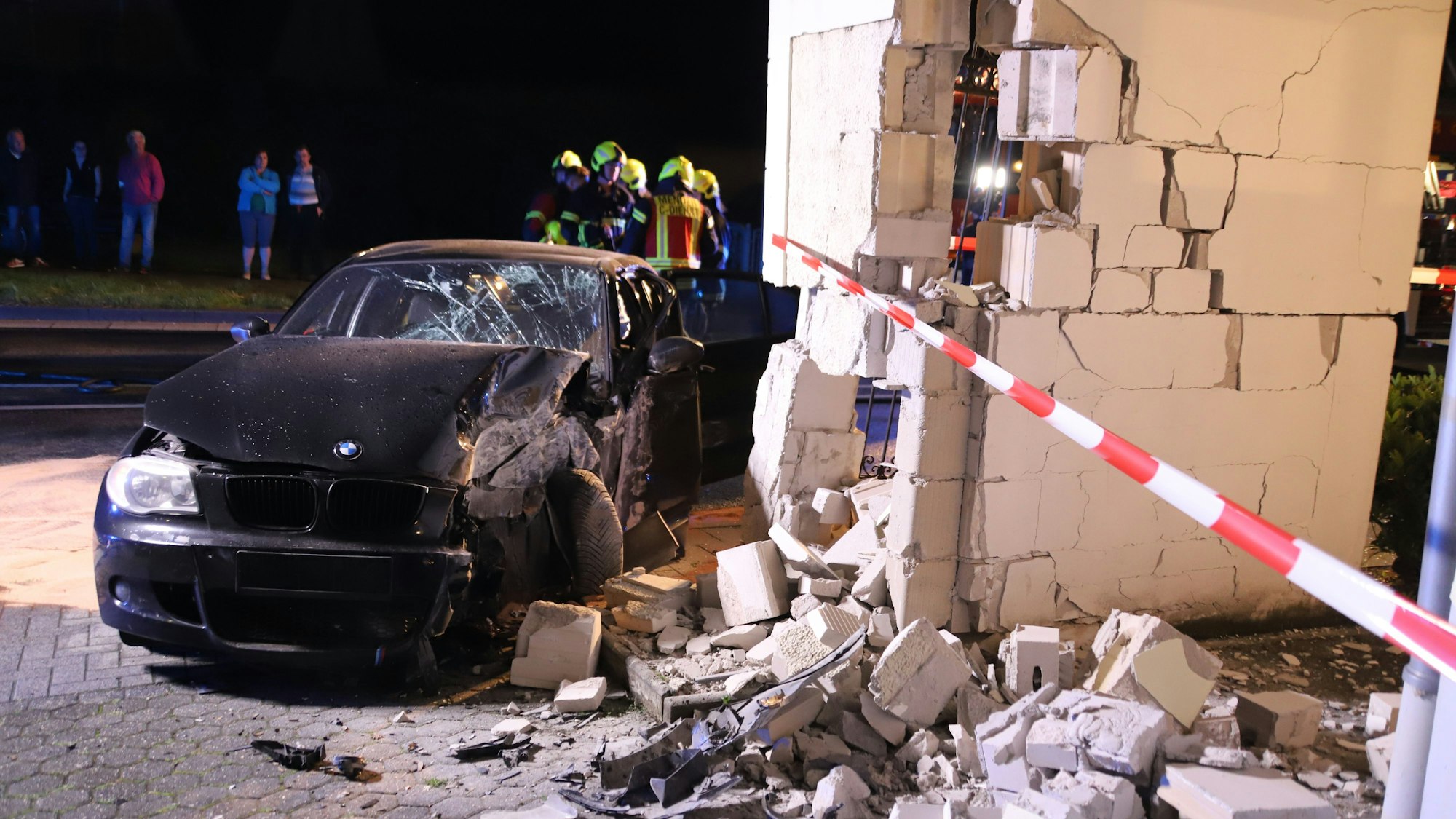Bei einem Unfall in Sankt Augustin-Menden raste ein 37 Jahre alter Autofahrer in ein Heiligenhäuschen an der Siegstraße. Zwei Menschen wurden verletzt.