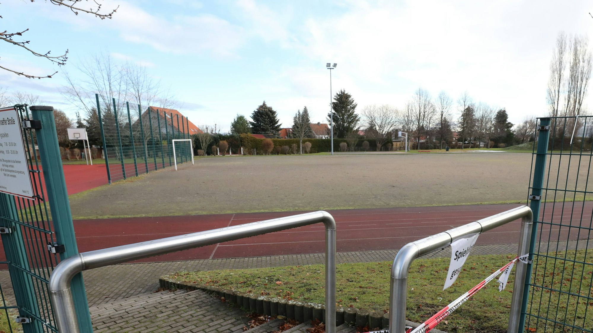Mit rot-weißem Absperrband ist dieser Sportplatz gesperrt.