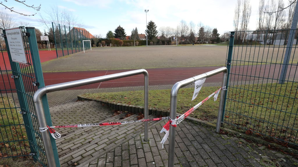 Mit rot-weißem Absperrband ist dieser Sportplatz gesperrt.