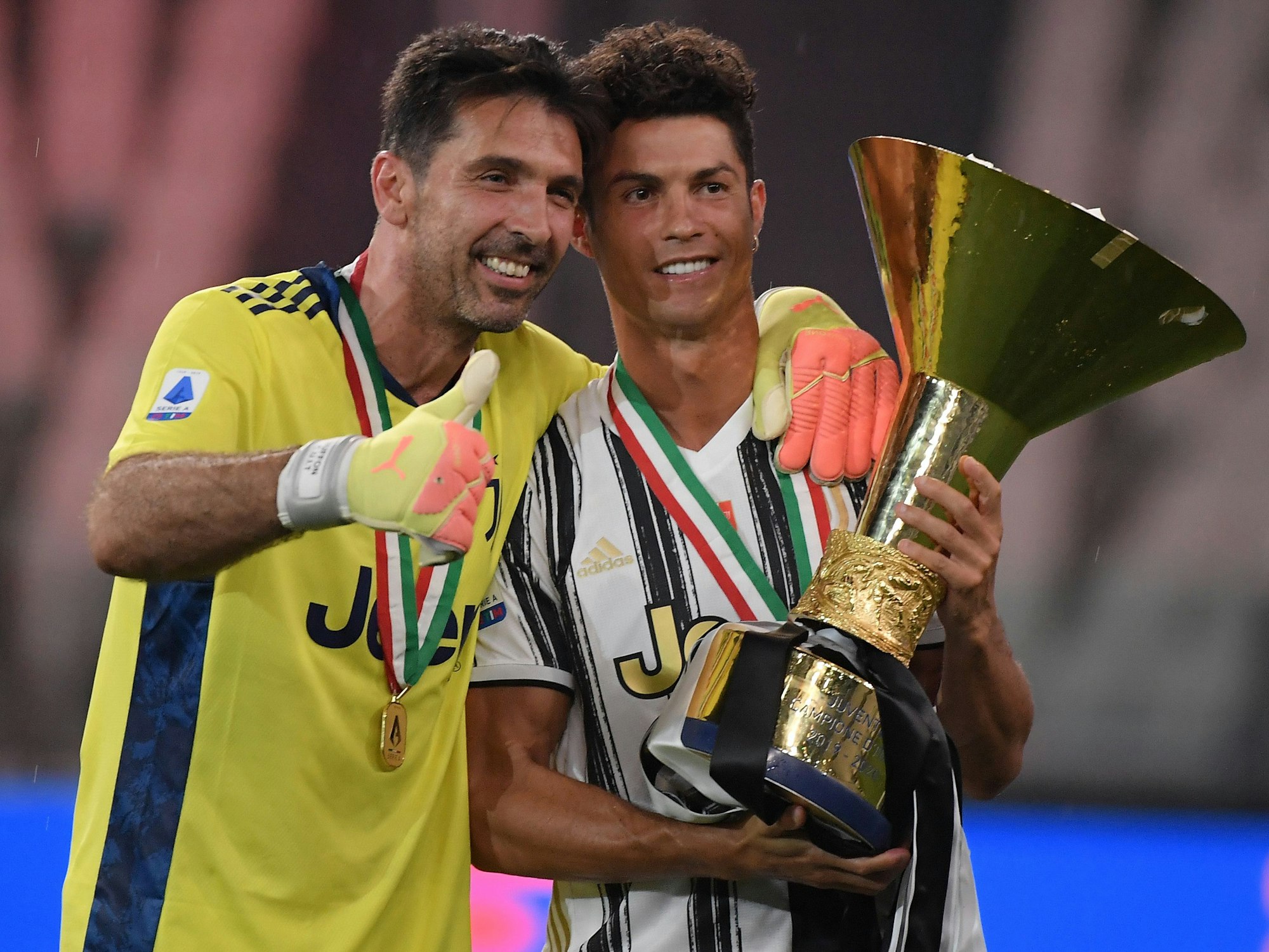 Gianluigi Buffon (l) und Cristiano Ronaldo von Juventus jubeln mit der Trophäe, während die Juventus-Spieler am Ende des Spiels den neunten italienischen Meistertitel in Folge feiern.