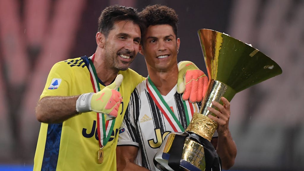 Gianluigi Buffon (l) und Cristiano Ronaldo von Juventus jubeln mit der Trophäe, während die Juventus-Spieler am Ende des Spiels den neunten italienischen Meistertitel in Folge feiern.&nbsp;