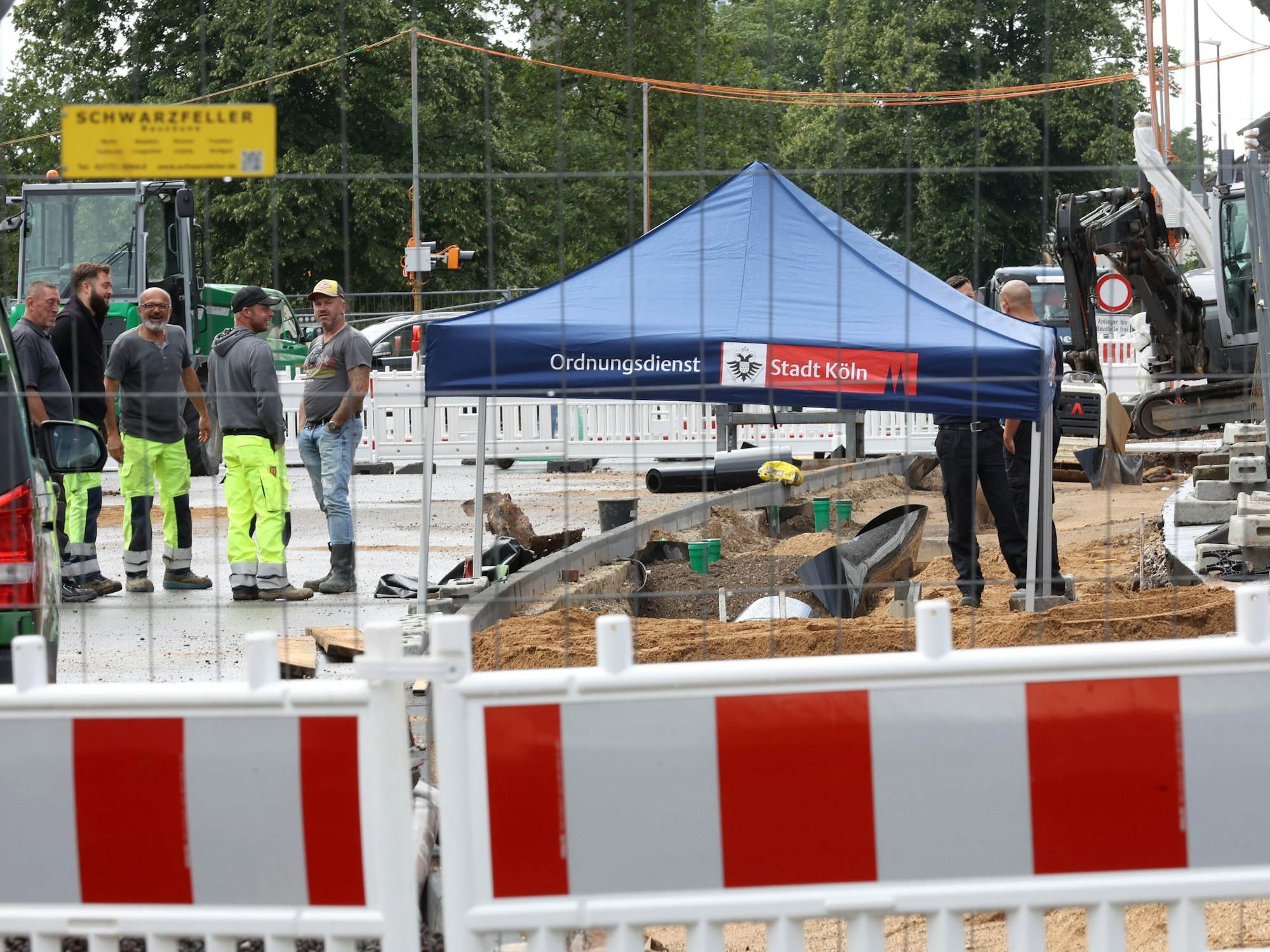Über der entdeckten Bombe steht ein Zelt der Stadt Köln, der Bereich ist abgesperrt.