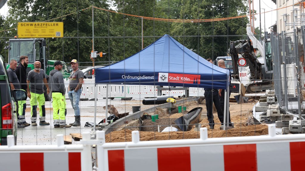 Über der entdeckten Bombe steht ein Zelt der Stadt Köln, der Bereich ist abgesperrt.&nbsp;