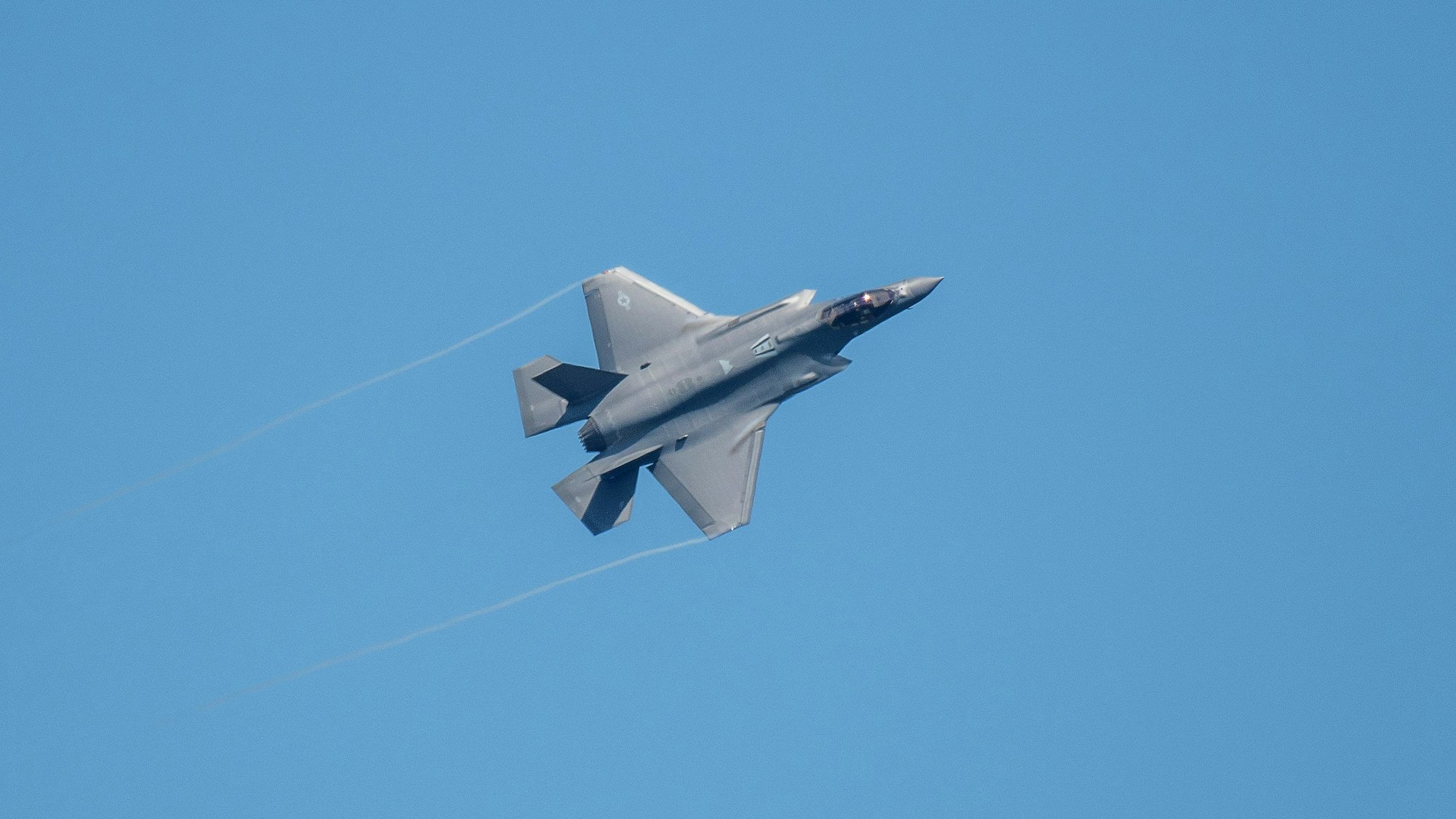 Ein Kampfflugzeug vom Typ F-35 fliegt über eine US-Air Base.
