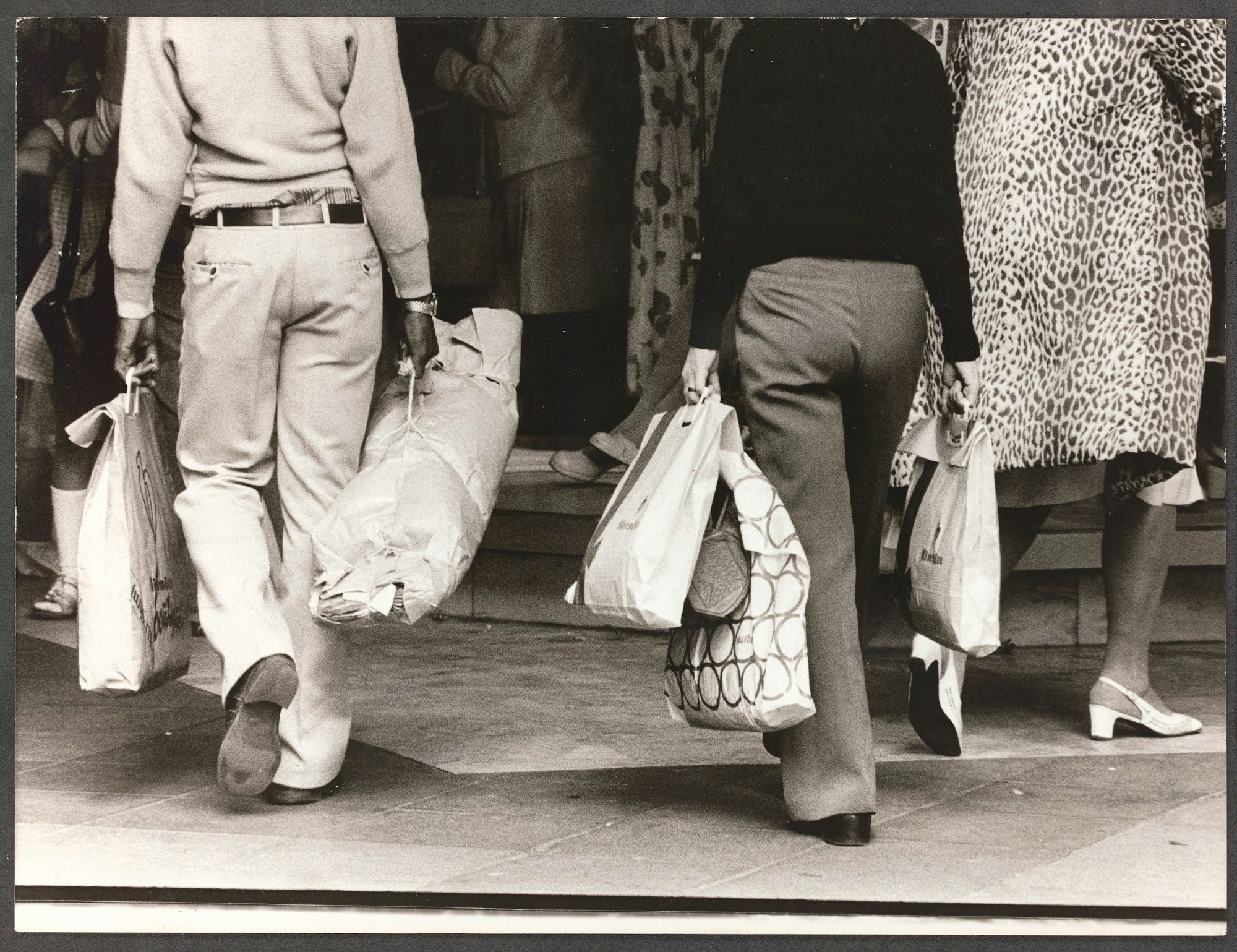 Menschen mit vollbepackten Einkaufstüten in der Schildergasse in den 1970ern