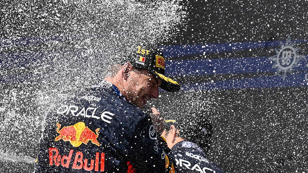 Max Verstappen wird nach seinem Sieg mit Champagner vollgespritzt.