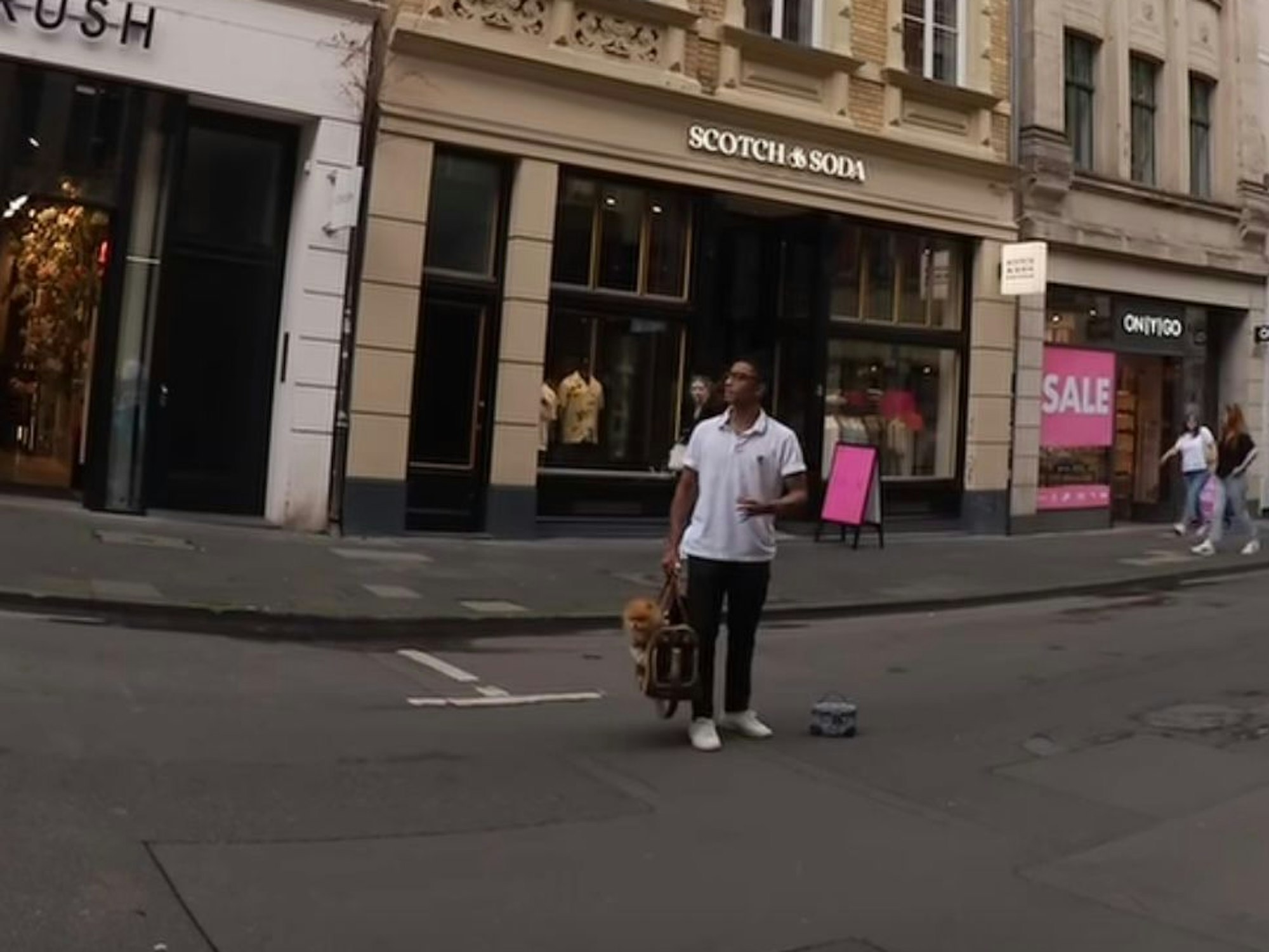 Screenshot aus dem Instagra-Video von Chris Gabriel, in dem er seinen Job mitten auf der Ehrenstraße in Köln kündigt.