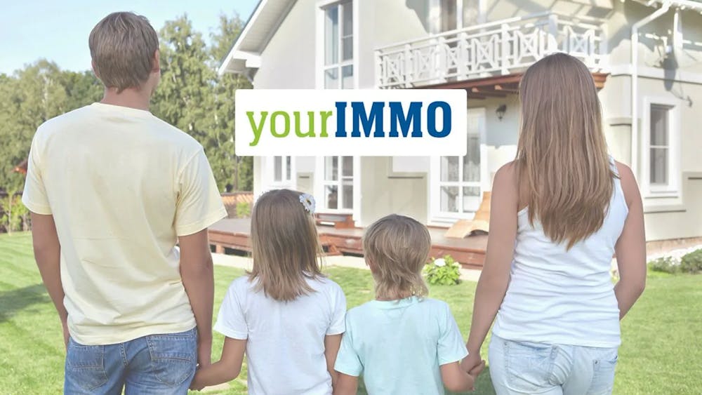 Familie mit Kindern steht vor einem Haus und betrachtet es. Bild zum YourImmo Immobilien Artikel.