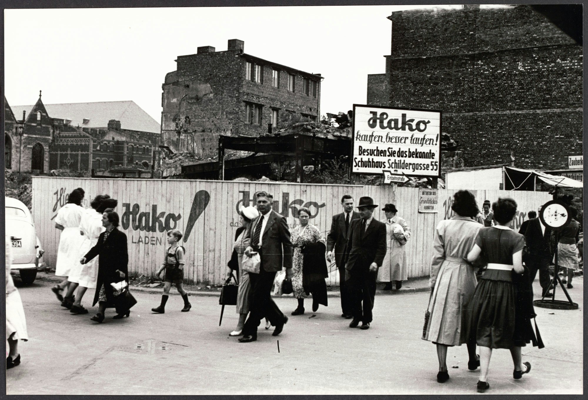 Shoppen neben Trümmen: im Jahr 1950 sind erste Geschäfte nach dem Krieg wieder aufgebaut.