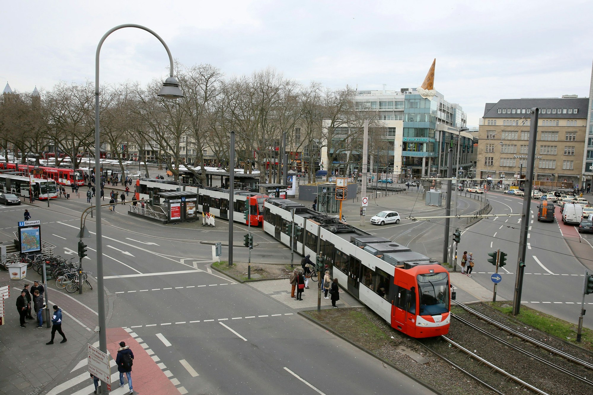 Eine Stadtbahn der KVB fährt über den Kölner Neumarkt
