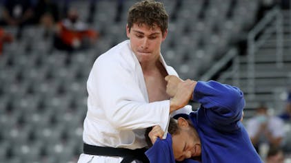 Falk Petersilka kämpft beim Judo Grand Prix im September 2021 in Kroatien gegen den Niederländer Simeon Catharina um die Bronzemedaille.