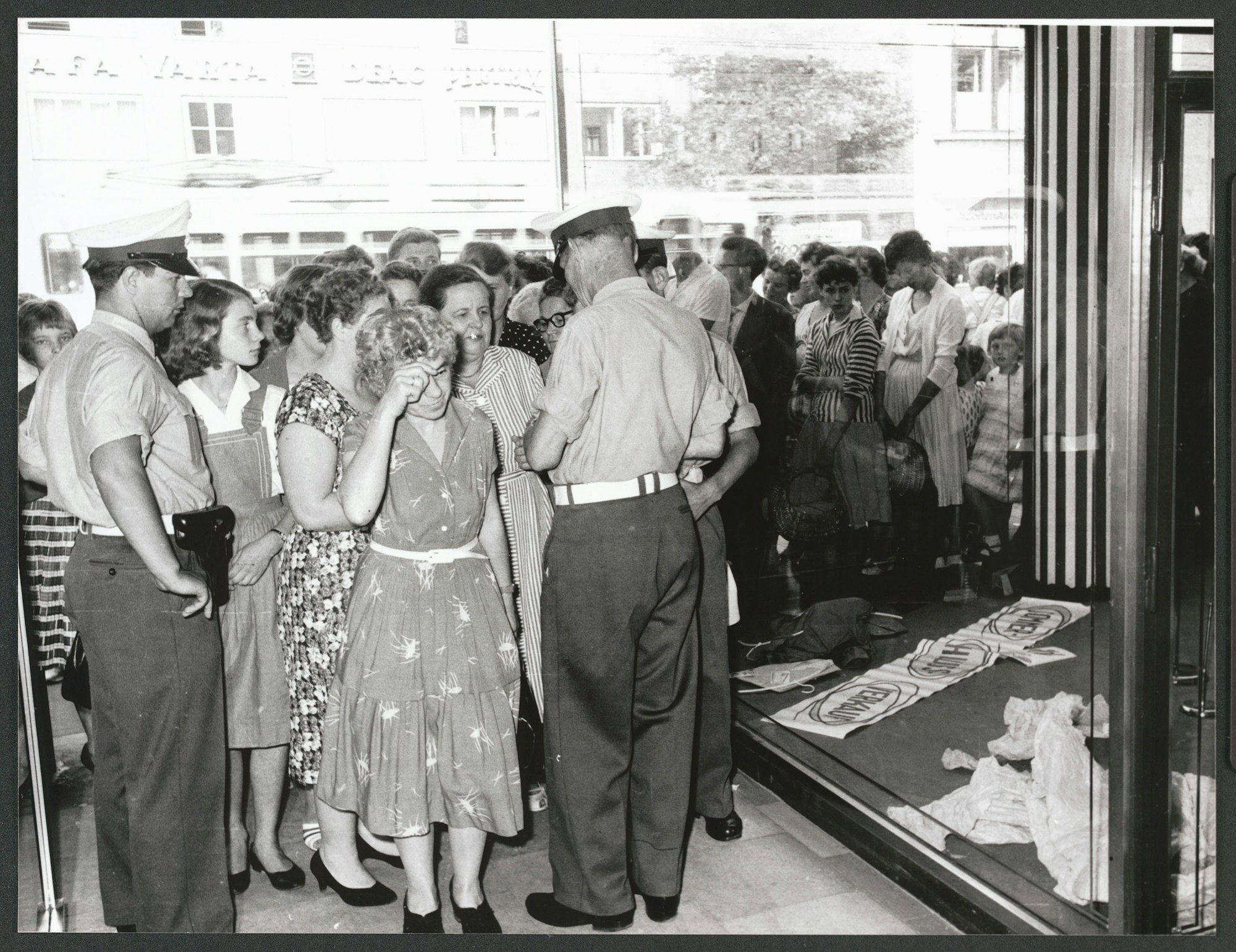 Köln - Sommerschlußverkauf im Kölner Einzelhandel. - Foto aus 1959
