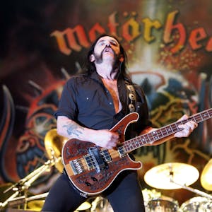Der Sänger und Gittarist der brittischen Rock-Band Motörhead, Lemmy Kilmister, während eines Konzerts auf der Bühne.