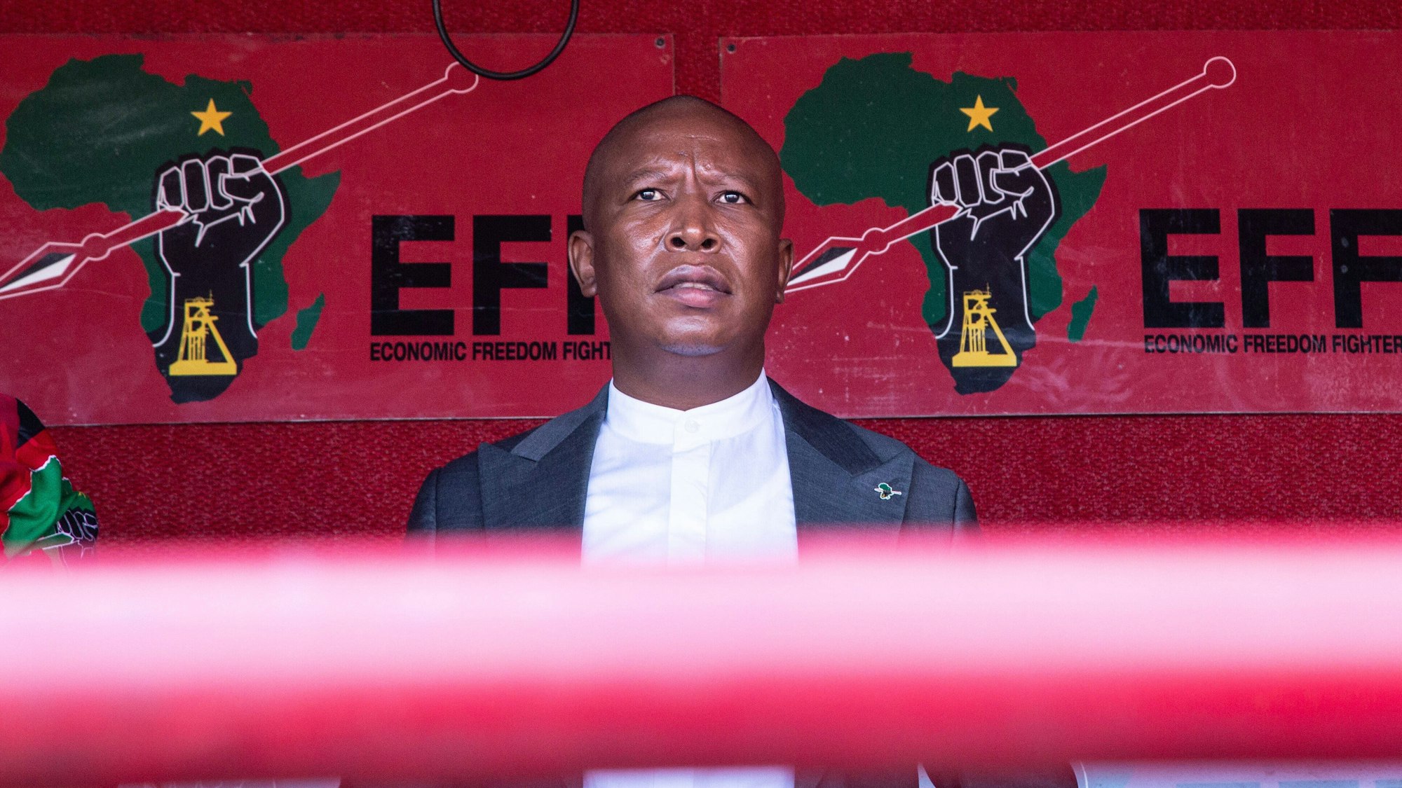 Julius Malema, Parteichef der „Economic Freedom Fighters“, hat in Südafrika bei einer Parteiveranstaltung den umstrittenen Song „Kill the Boers“ angestimmt. Auch Elon Musk hat sich nun eingeschaltet.