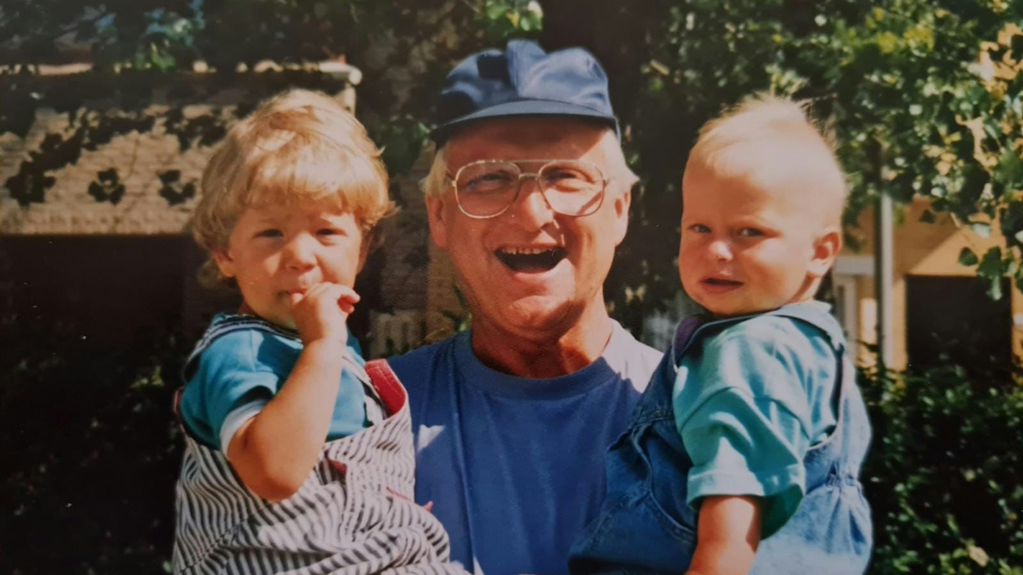 Franz Kersjes hat seine Enkel auf dem Arm und lächelt in die Kamera.