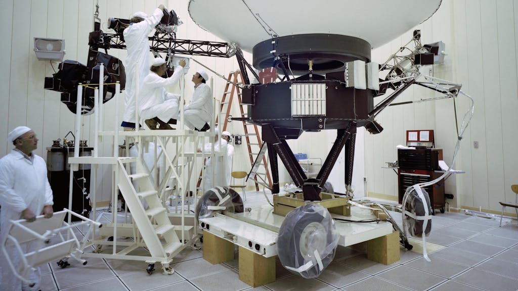 Ingenieure arbeiten an der Sonde Voyager 2.