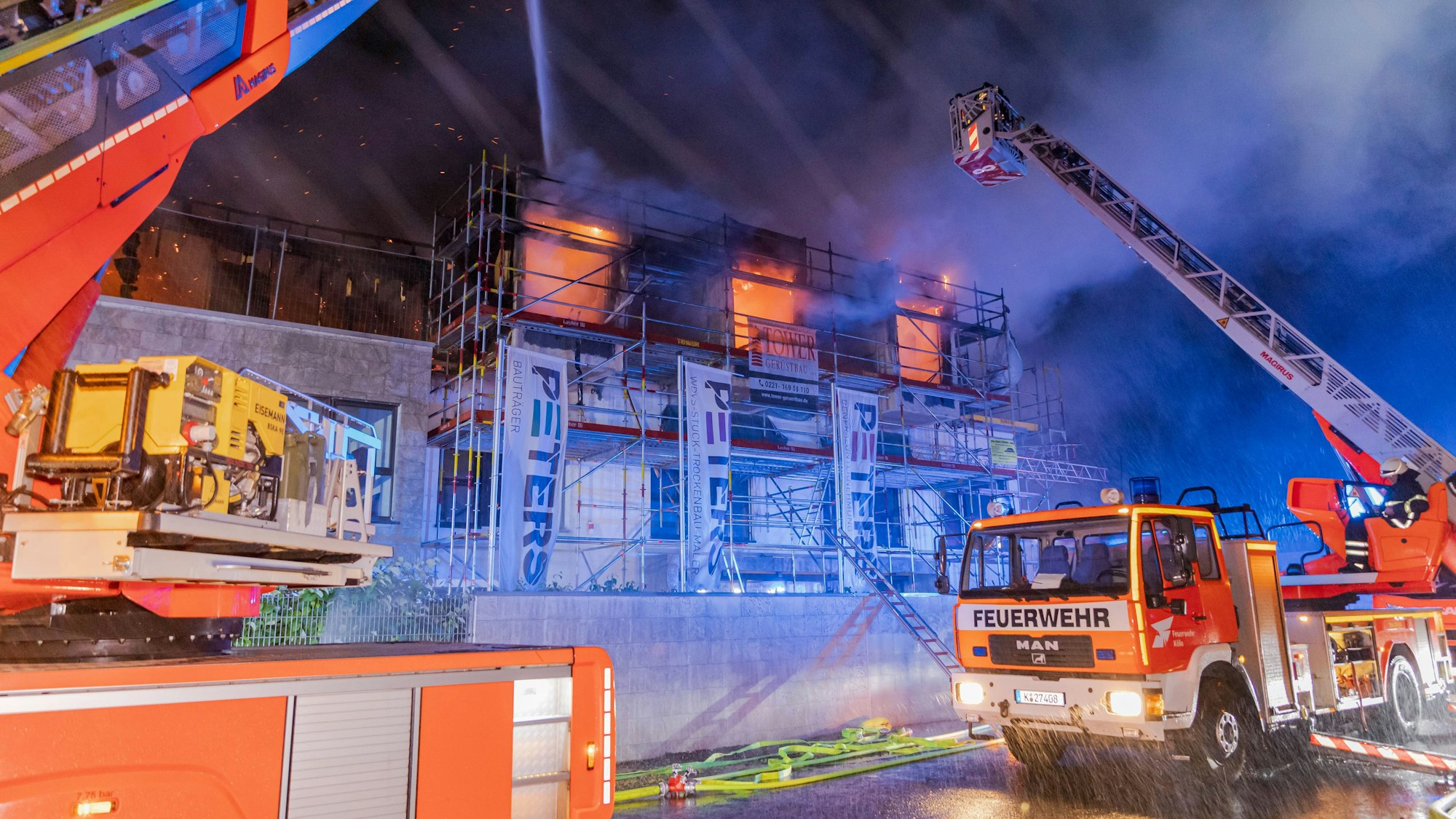 In der Nacht auf Dienstag ist ein Feuer in einem Rohbau in einem Industriegebiet in Köln-Porz ausgebrochen. Die Feuerwehr warnte die Bevölkerung vor Brandgeruch. Verletzte gab es nicht.