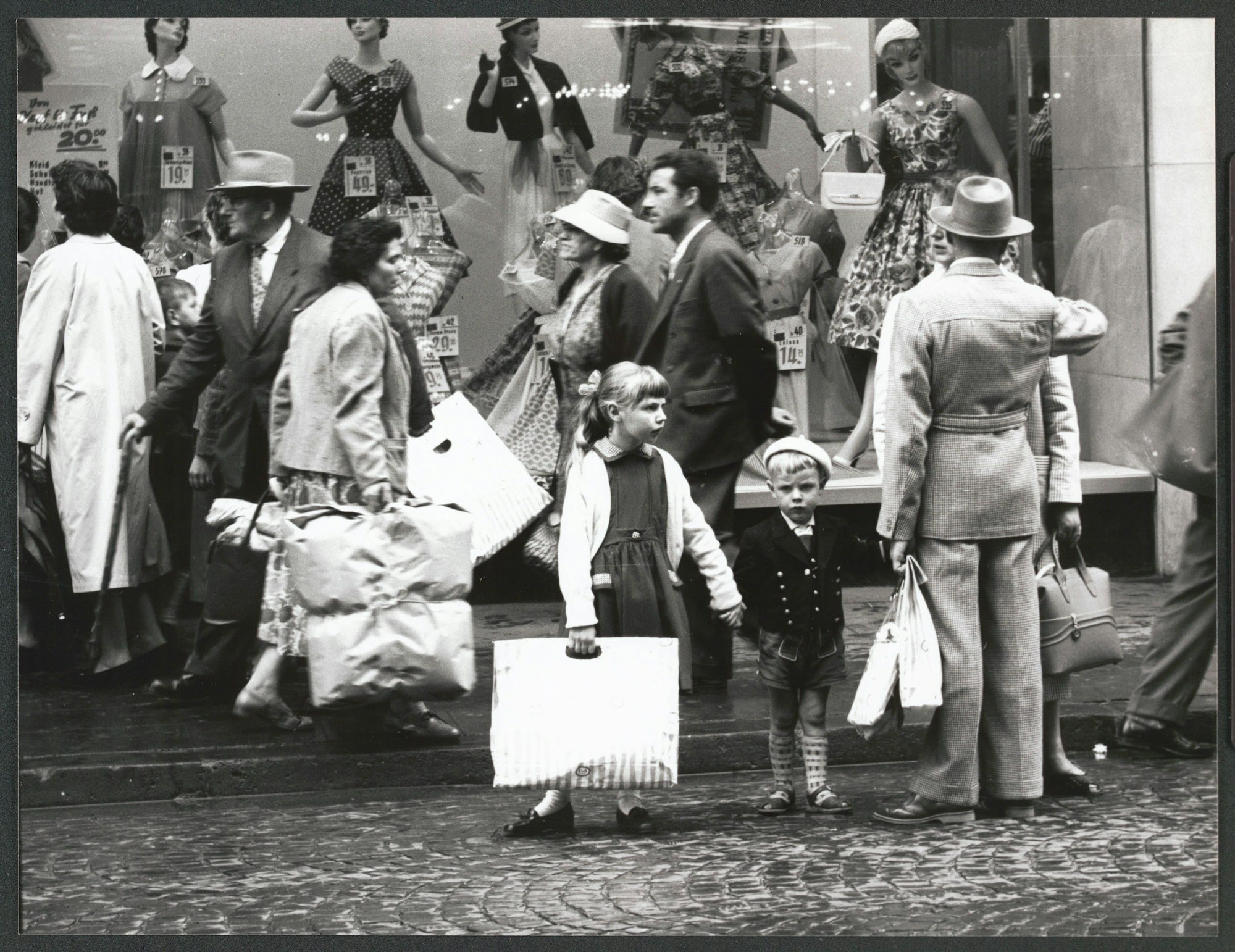 Köln - Sommerschlußverkauf im Kölner Einzelhandel. - Foto aus 1958