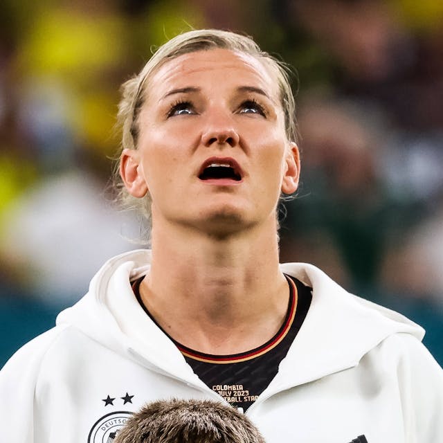 Alexandra Popp vom deutschen WM-Team vor dem vergangenen Spiel Kolumbien Sydney. Sie singt die Nationalhymne.