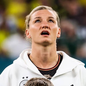 Alexandra Popp vom deutschen WM-Team vor dem vergangenen Spiel Kolumbien Sydney. Sie singt die Nationalhymne.