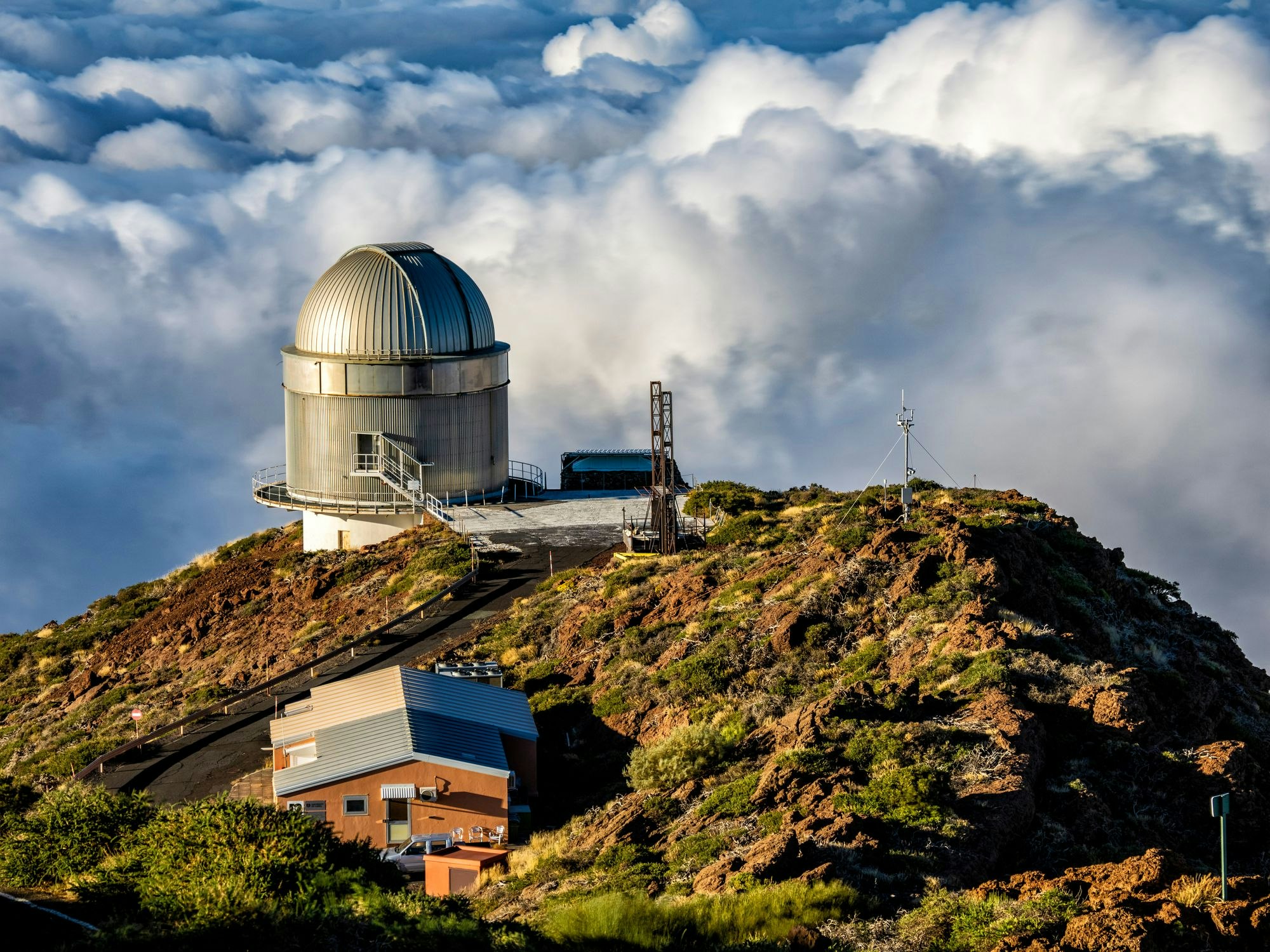 Auf dem Foto sieht man die Sternwarte von La Palma.