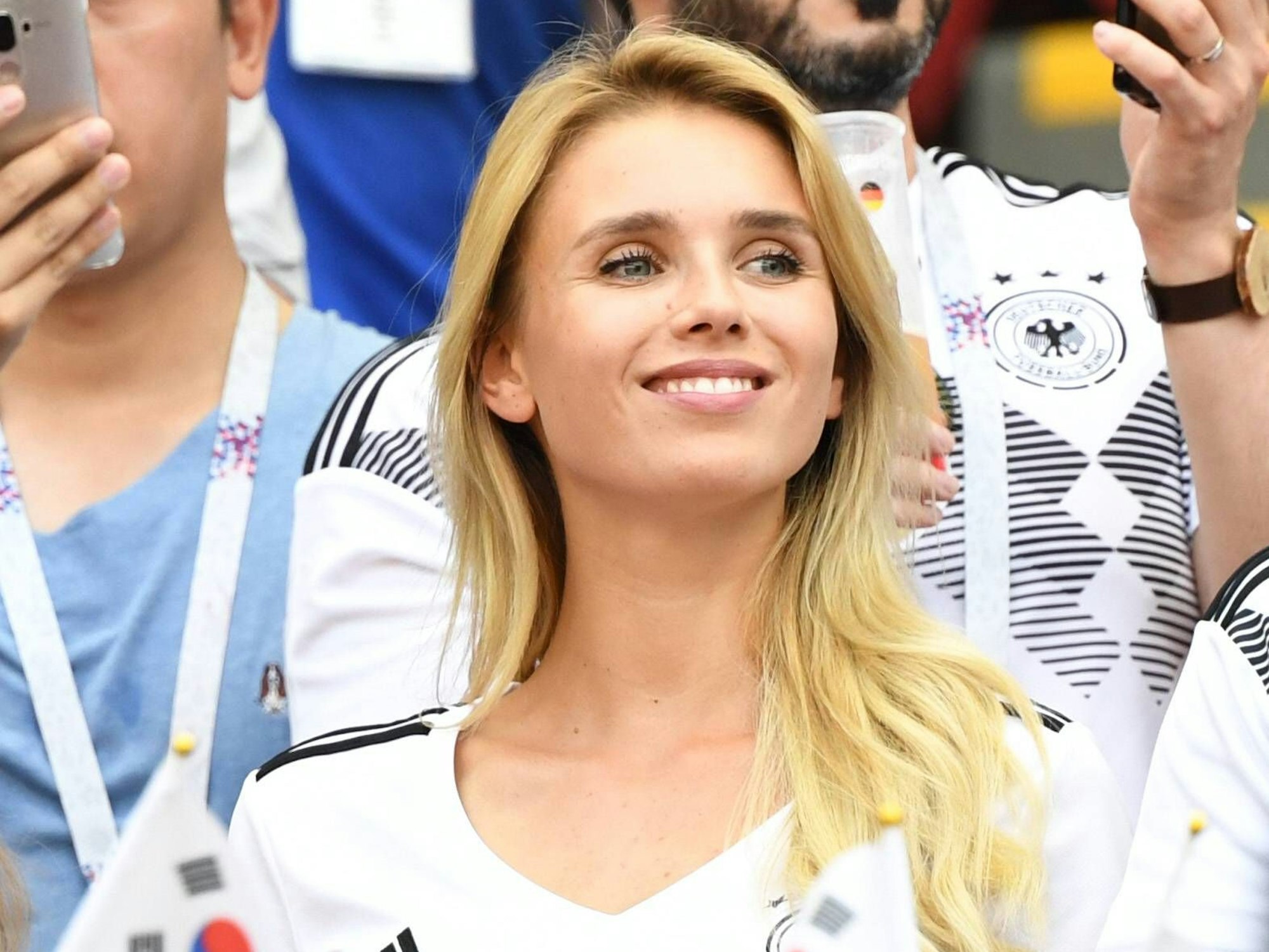 Model Scarlett Gartmann im DFB-Trikot von Ehemann Marco Reus auf der Tribüne beim Länderspiel Südkorea gegen Deutschland, 2018. 