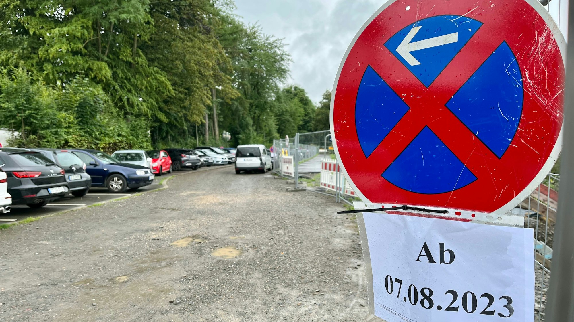 Der große und meist volle Schotter-Parkplatz zwischen Montanusstraße und Balkantrasse wird ab dem 7. August gesperrt.