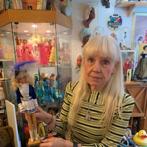 Bettina Dorfmann zeigt eine Funkenmariechen-Barbie