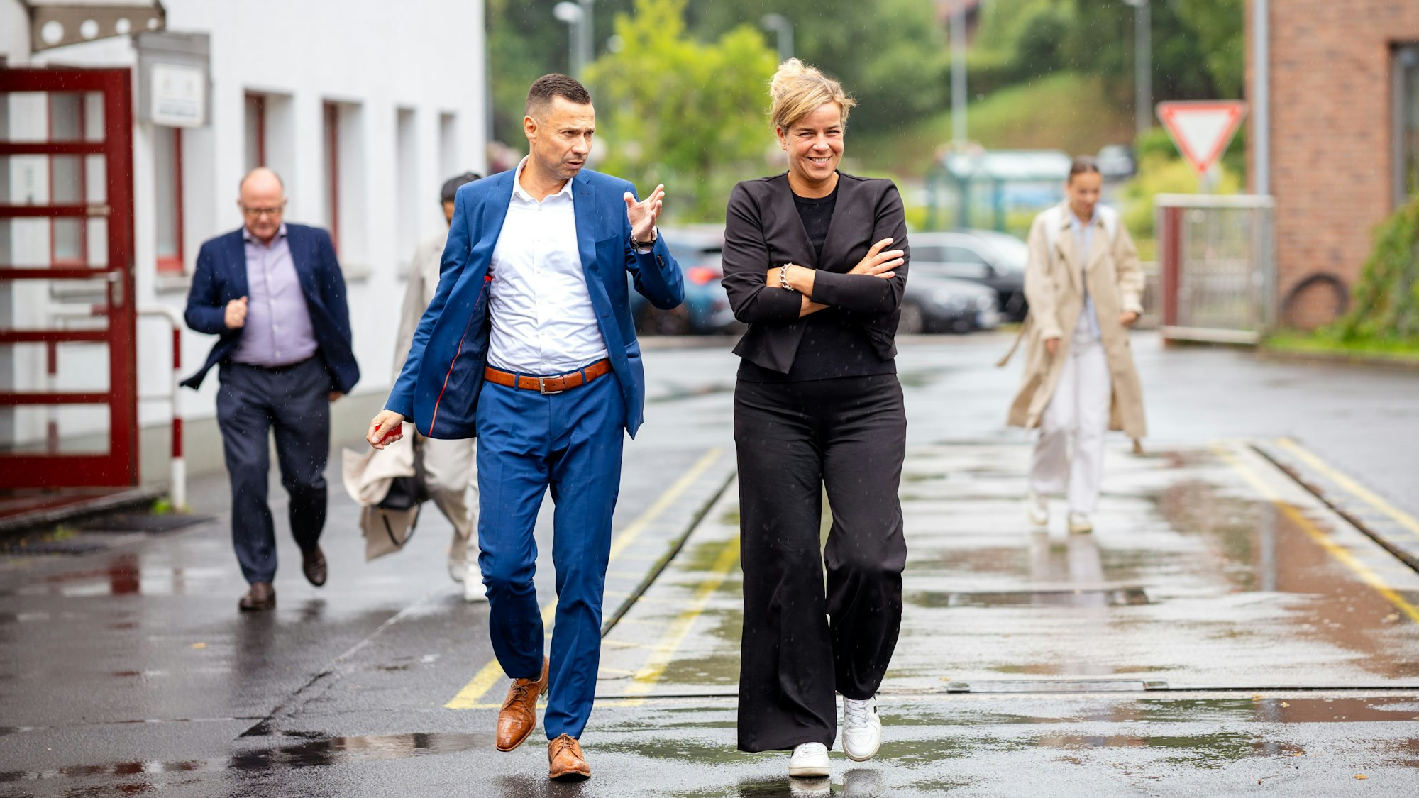 Frank Poschen und Mona Neubaur beim Gang über das Firmengelände in Hellenthal.