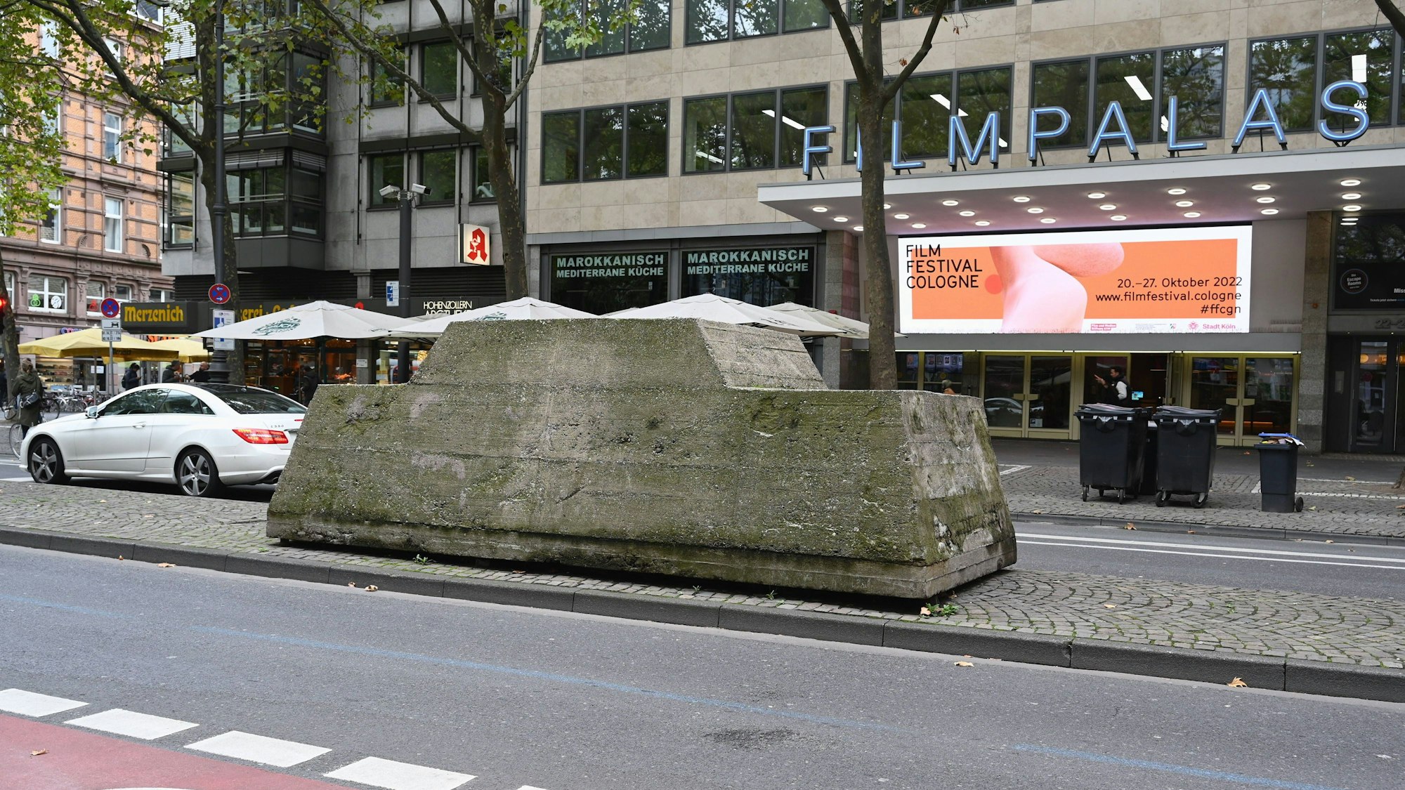 Ein Betonkasten in Autoform steht vor dem Kölner Filmpalast.