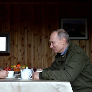 Dmitri Medwedew droht und Dmitri Medwedew warnt: Laut Politik-Experte Thomas Jäger dient der Vertraute Wladimir Putins dem Kremlchef als „propagandistischer Bluthund“. (Archivbild)