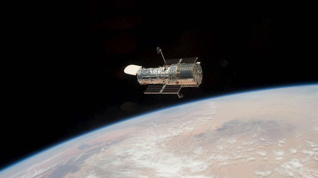 Das Weltraumteleskop Hubble fliegt im All.