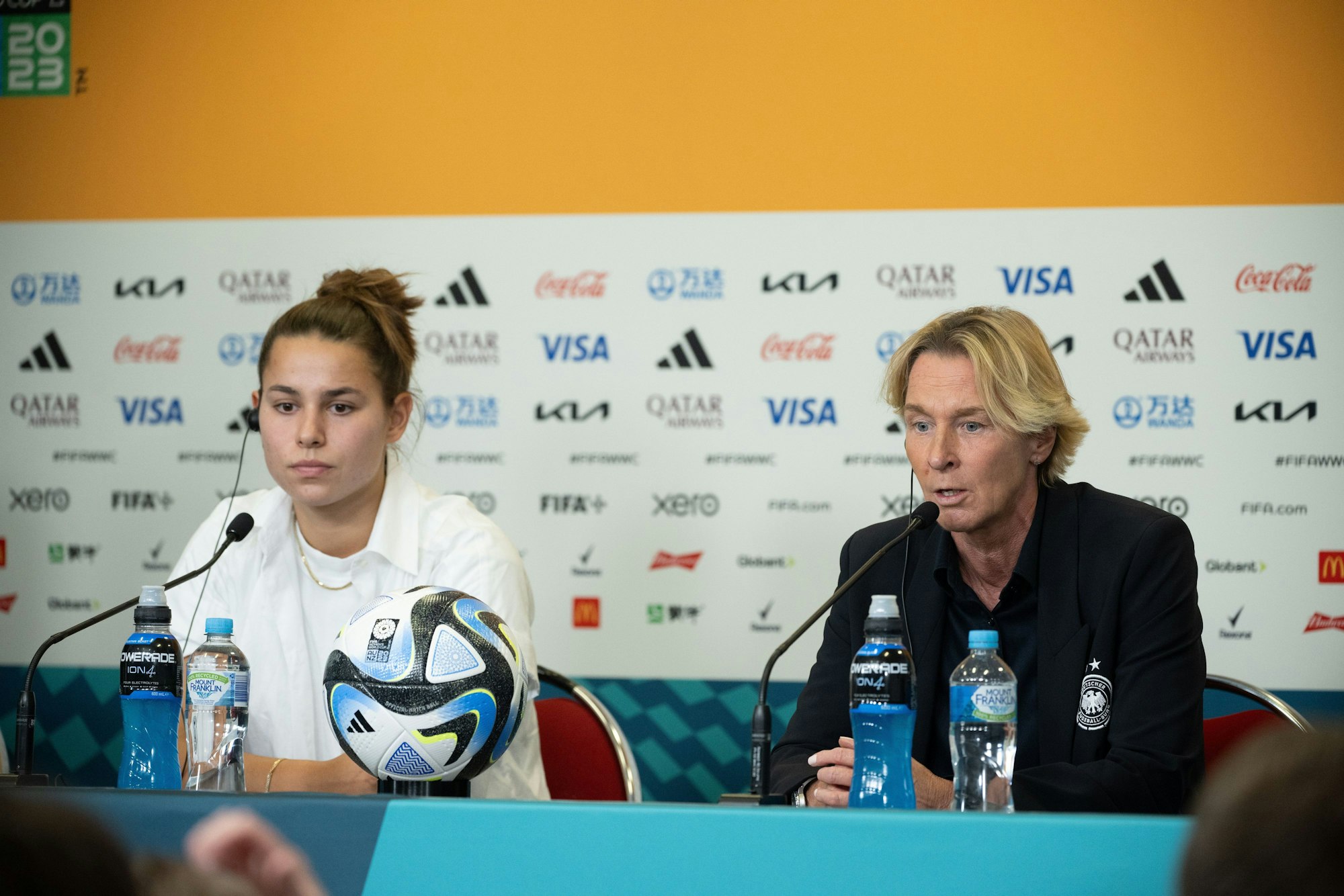 Nationalspielerin Lena Oberdorf (l.) neben der Bundestrainerin bei der Abschlusspressekonferenz vor dem Gruppenendspiel gegen Südkorea.